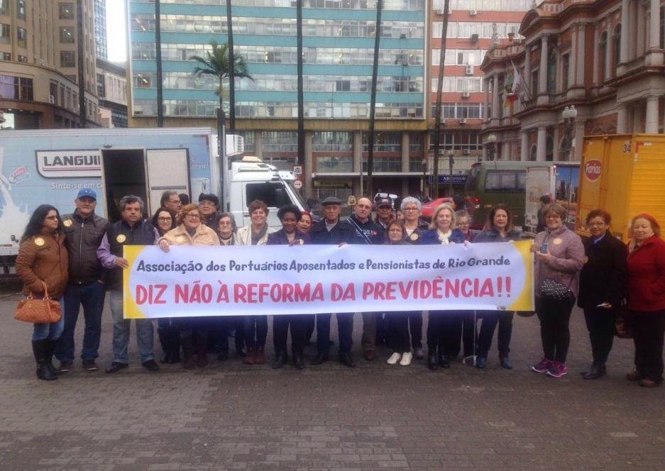 Trabalhadores protestam em ag&ecirc;ncias centrais do INSS em Porto Alegre