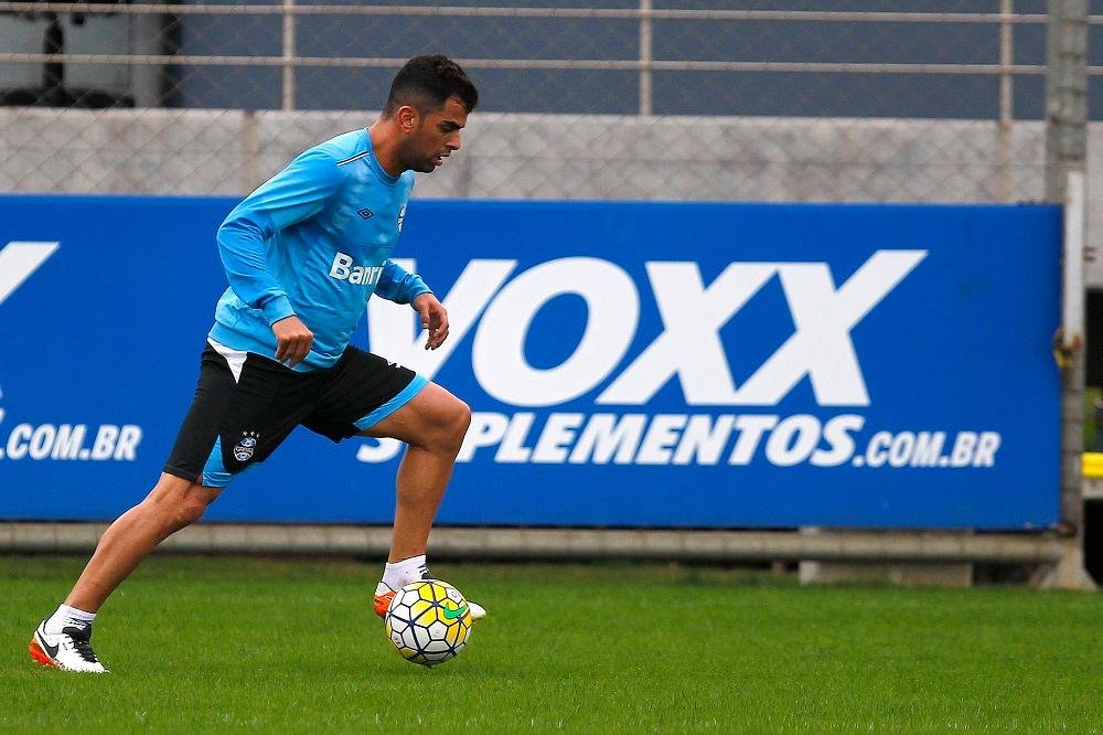 Maicon volta a treinar e deve disputar vaga com Jailson no meio	