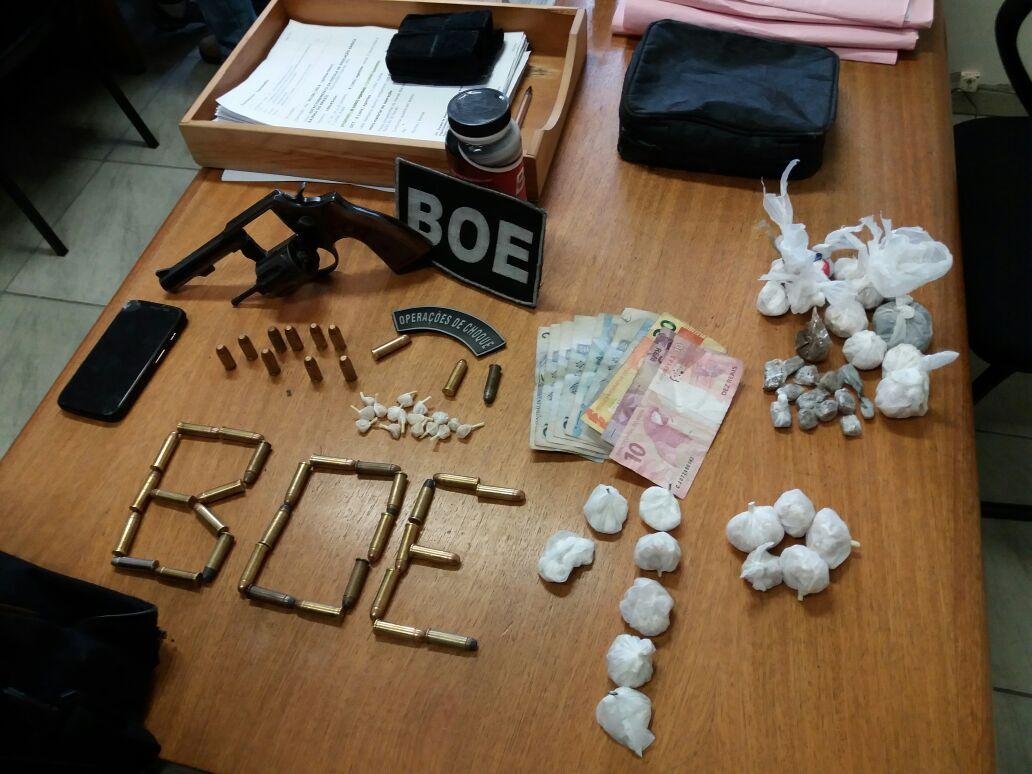 Junto com os suspeitos, a BM apreendeu um rev&oacute;lver, muni&ccedil;&otilde;es, drogas e um celular foram apreendidos