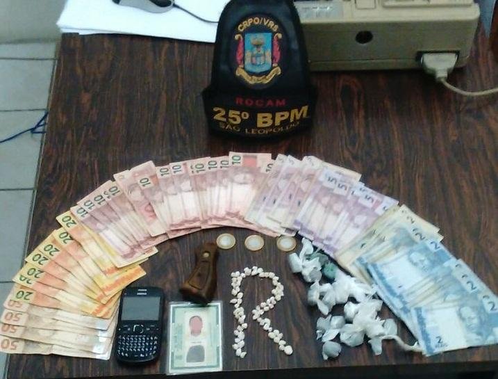 Policiais apreenderam 67 pedras de crack e 15 tabletes de maconha