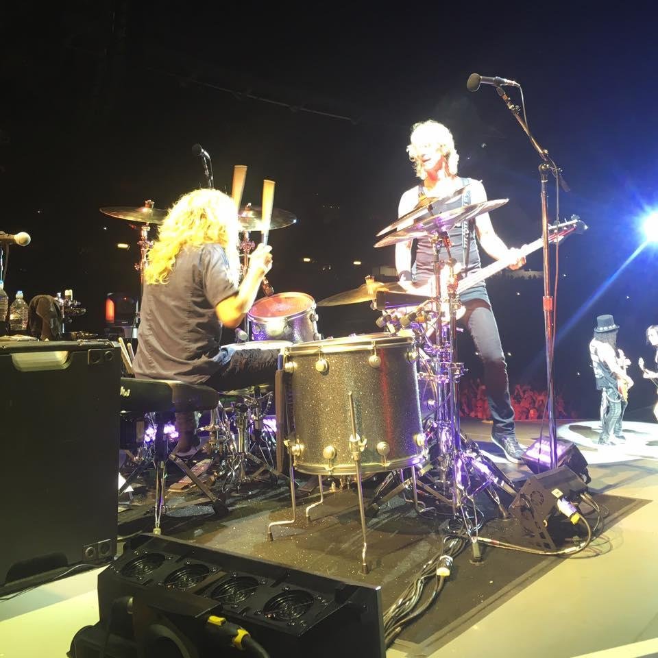 Baterista Steven Adler toca com o Guns depois de 26 anos