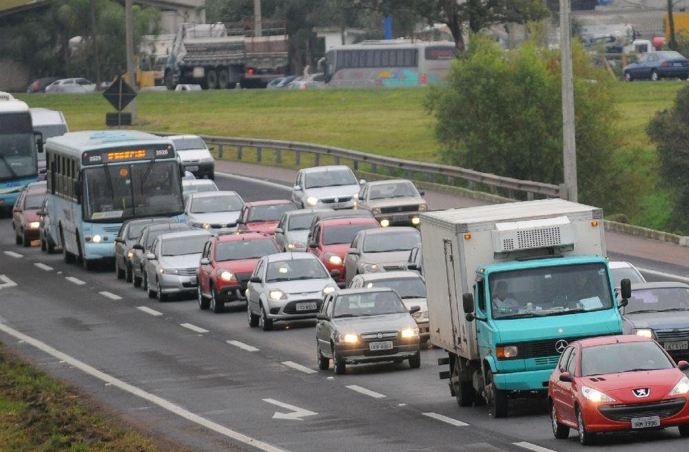 Mudan&ccedil;a no C&oacute;digo Nacional de Tr&acirc;nsito que obriga o uso de farol baixo aceso durante o dia em rodovias