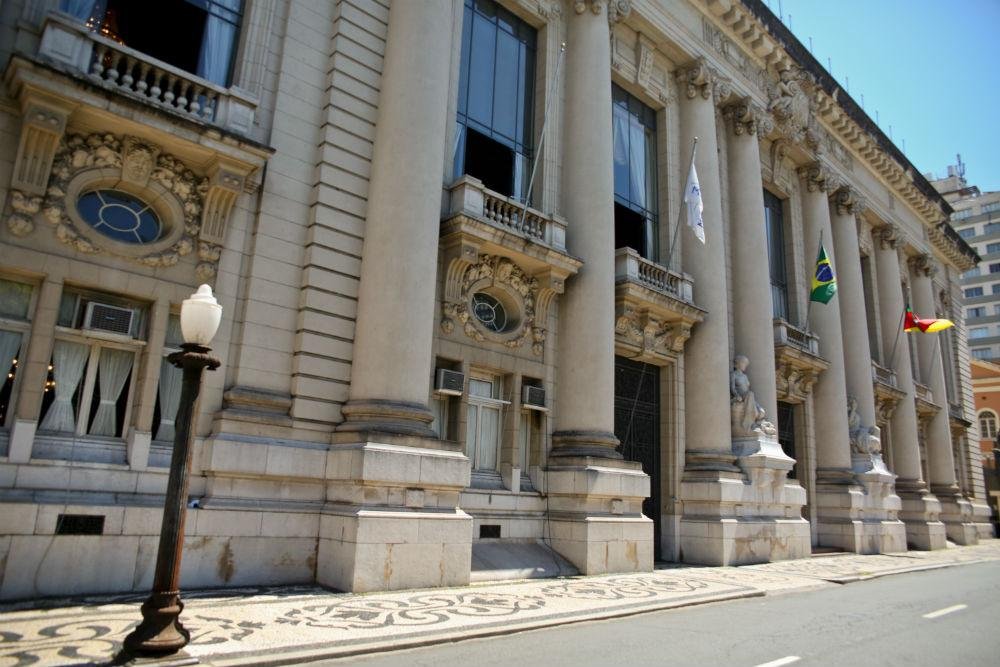 Na virada do m&ecirc;s, a Fazenda havia repassado at&eacute; R$ 3 mil l&iacute;quidos por matr&iacute;cula, pagando em dia 67% do funcionalismo