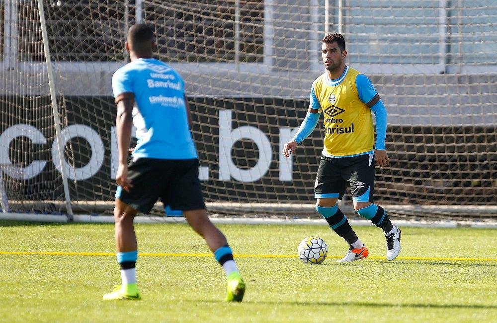 Roger alega quest&otilde;es f&iacute;sicas para manter Maicon no banco