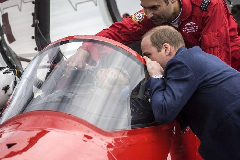 Pr&iacute;ncipe George comanda avi&atilde;o de ca&ccedil;a