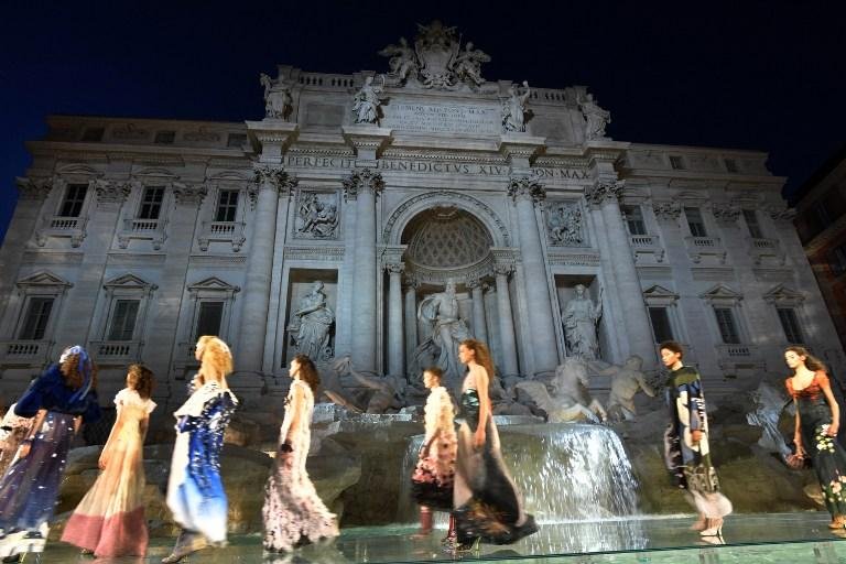 Grife disponibilizou jatinhos para que modelos, jornalistas e convidados fossem de Paris at&eacute; Roma