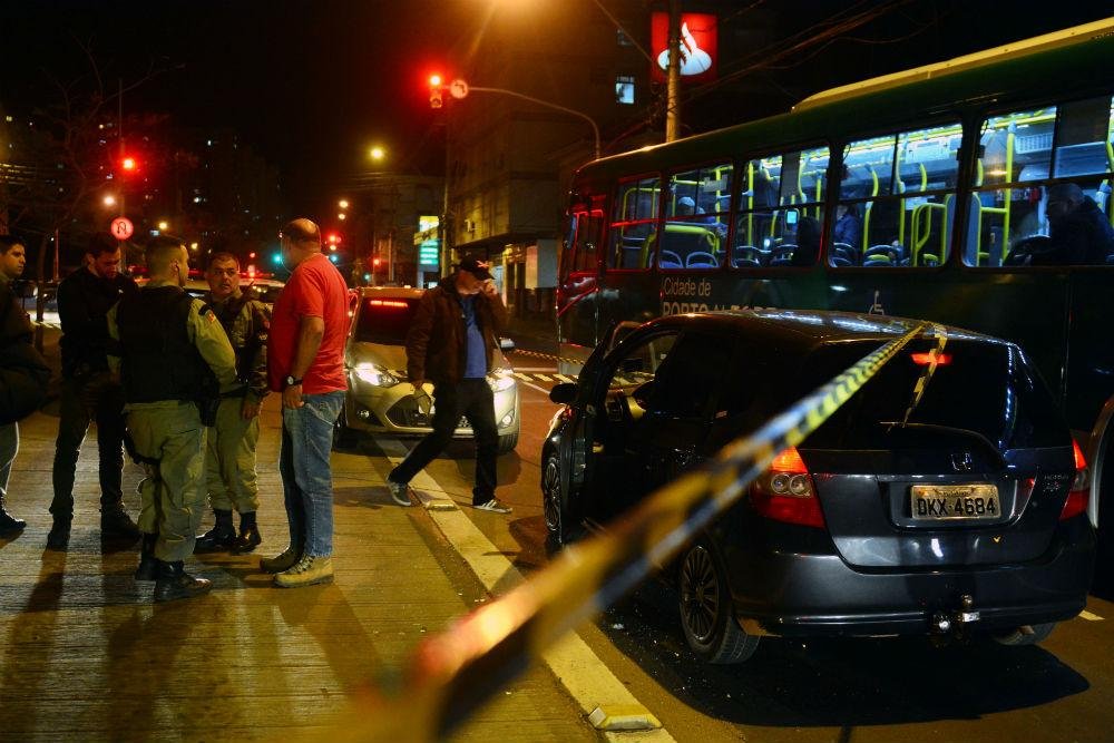 Carro foi alvo de ao menos 15 disparos na avenida Bento Gon&ccedil;alves