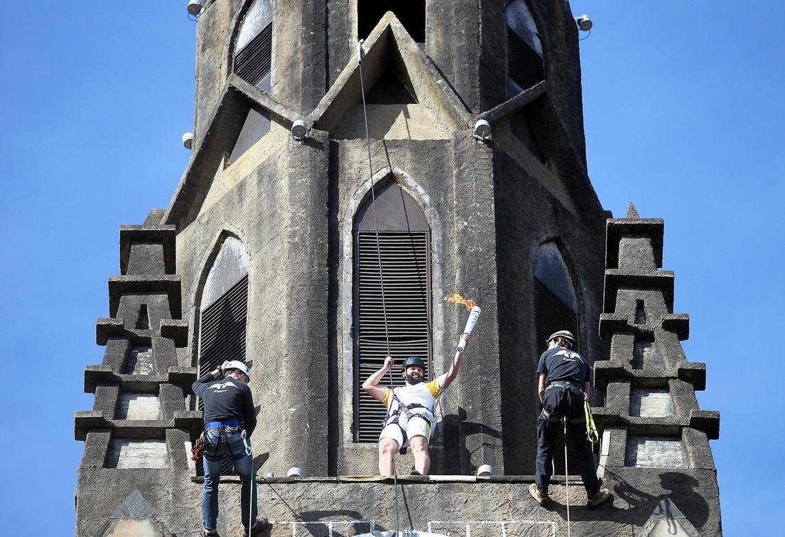 S&iacute;mbolo foi &agrave;s alturas com rapel na Catedral de Pedra, em Canela