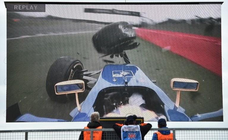 O piloto perdeu o controle do carro na curva durante treino no circuito de Silverstone
