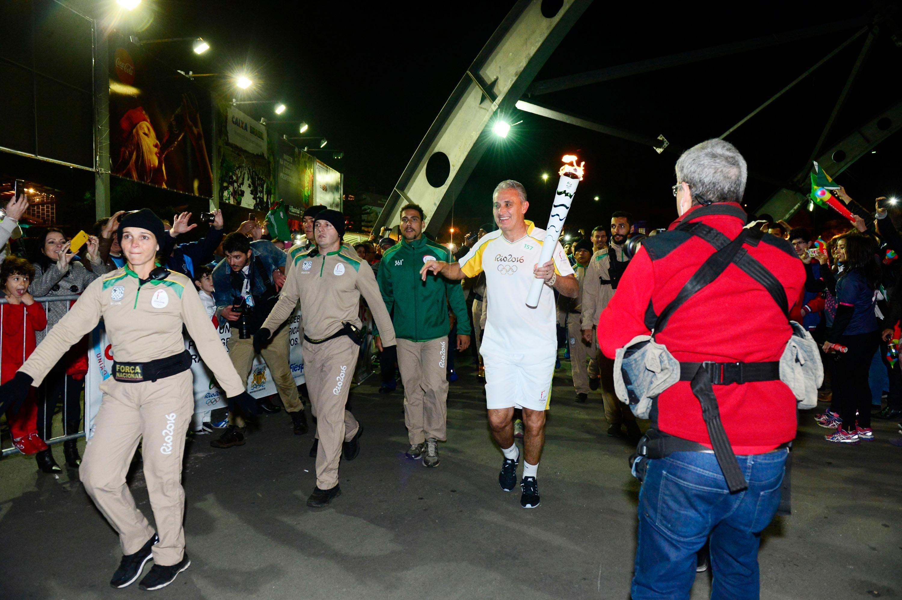 Tite conduziu a Tocha at&eacute; os Pavilh&otilde;es da Festa da Uva