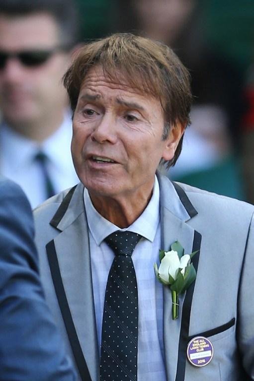 Cantor brit&acirc;nico Cliff Richard denuncia a pol&iacute;cia e a BBC