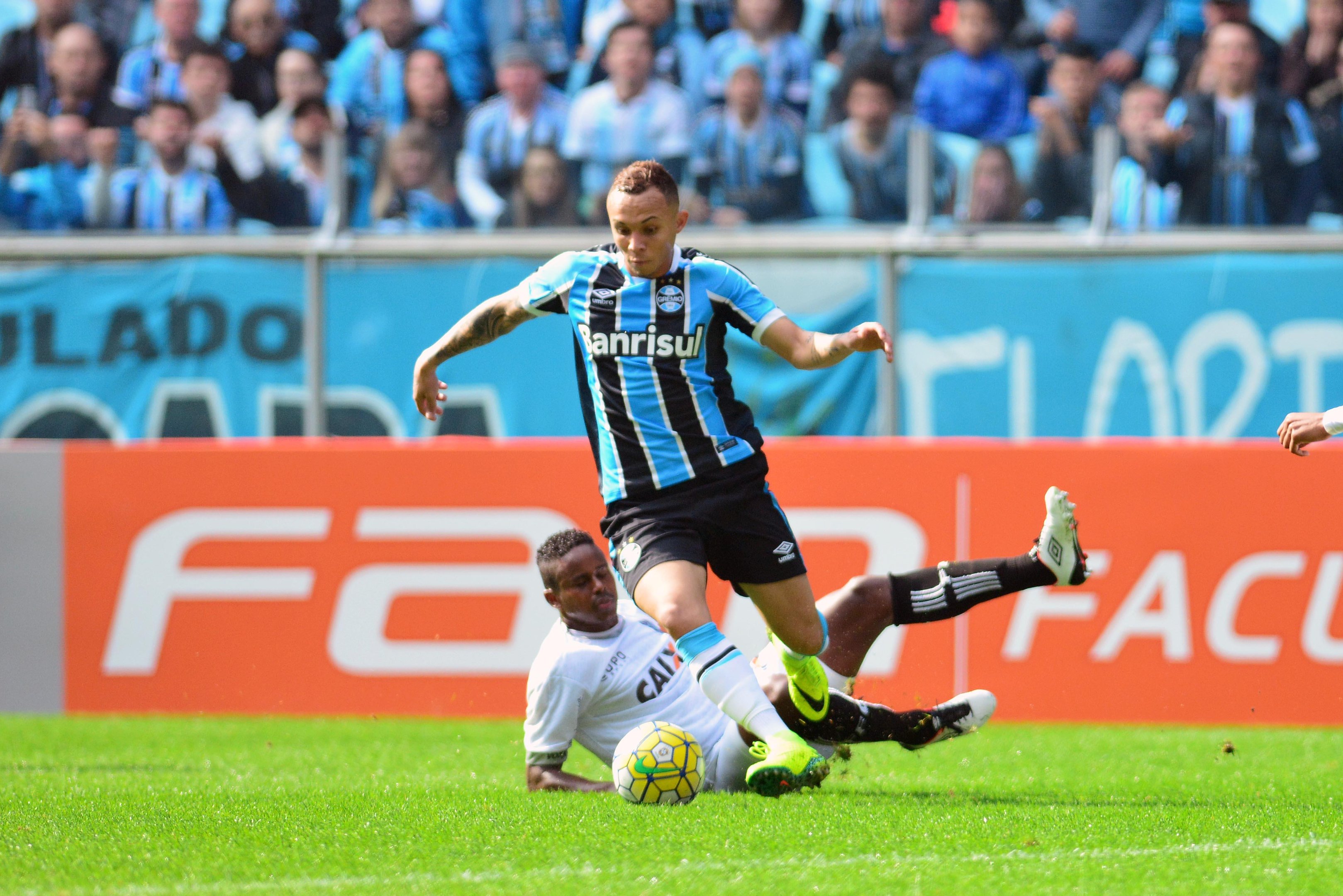 Everton foi um dos melhores em campo do Gr&ecirc;mio contra o Figueirense