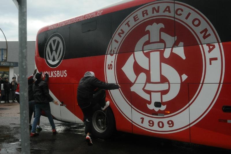 Torcedores foram ao aeroporto protestar ap&oacute;s mais uma derrota do Inter