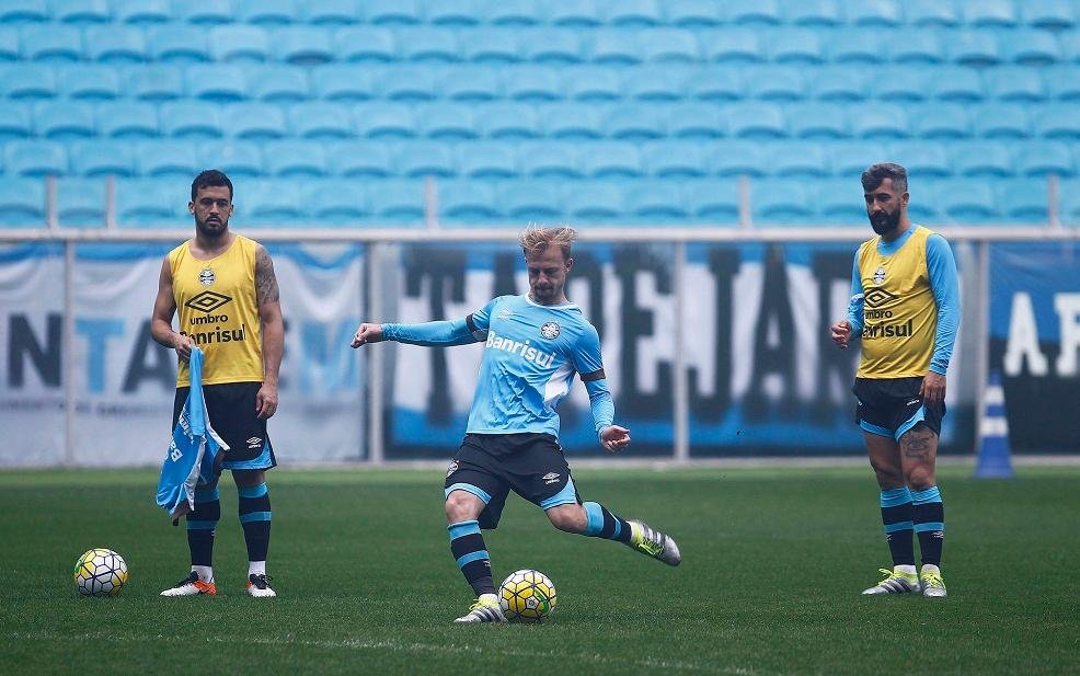 Hermes tem prazo para renovar com Gr&ecirc;mio