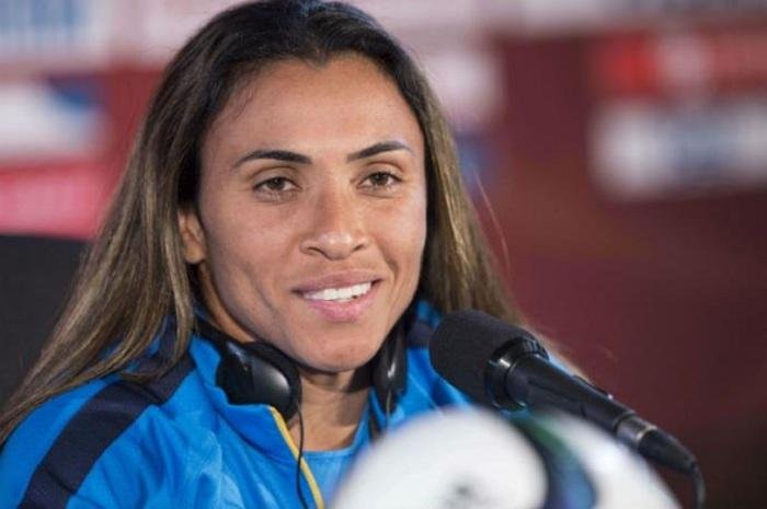 Marta e outras 17 jogadoras v&atilde;o buscar o ouro ol&iacute;mpico no Rio