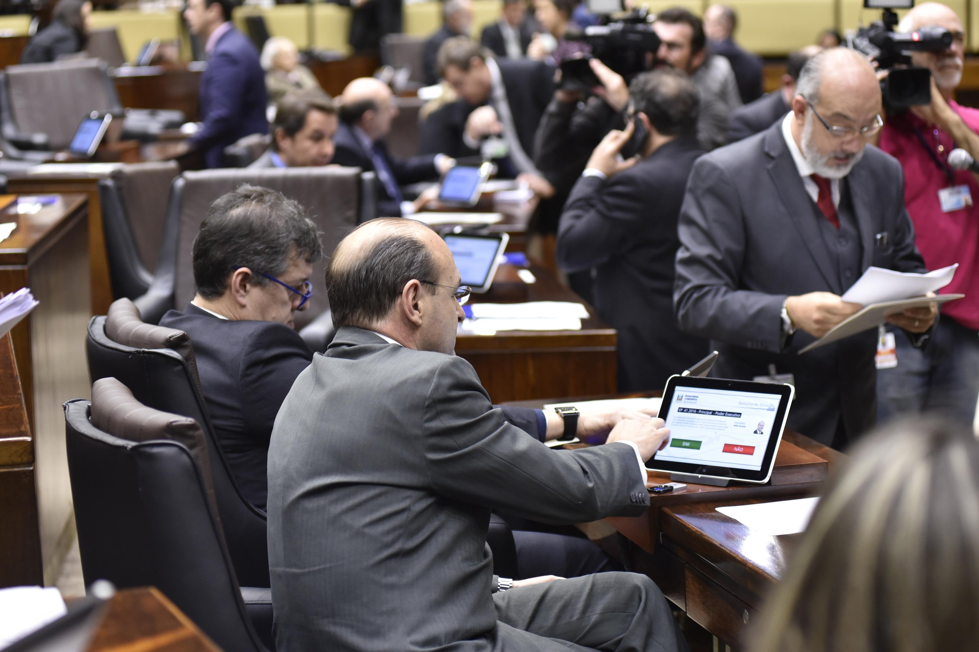Deputados derrubaram vetos de Sartori