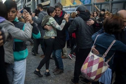 Cerca de 300 pessoas se reuniram em uma pista de dan&ccedil;a ao ar livre