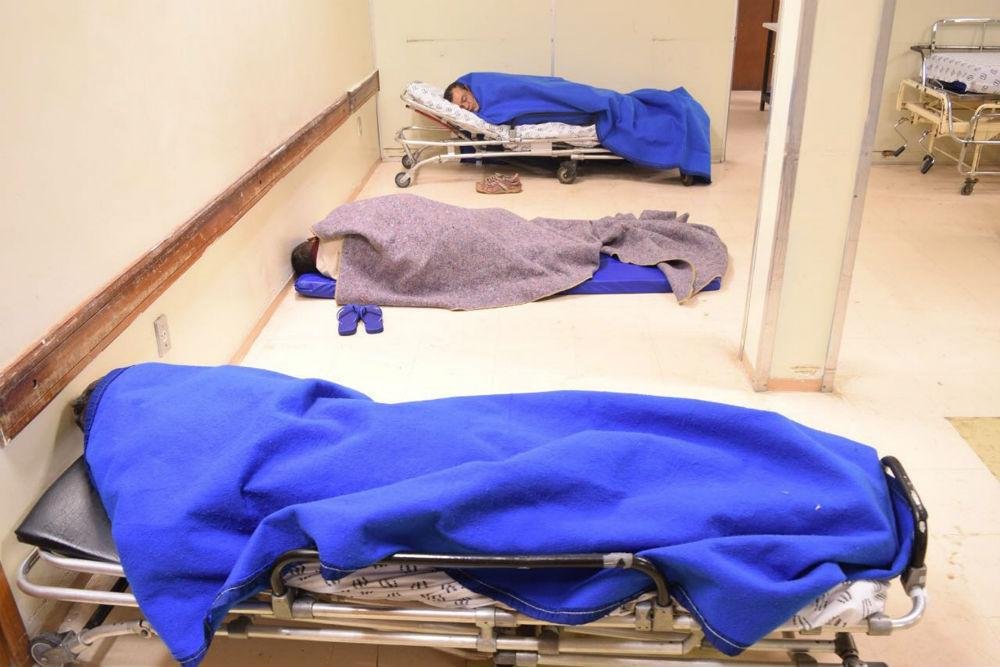 Quatro pacientes foram colocados em colchonetes estendidos no ch&atilde;o 