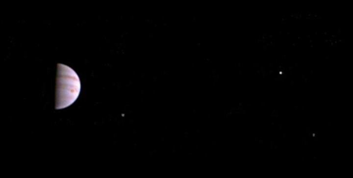 Na foto s&atilde;o vis&iacute;veis tr&ecirc;s dos quatro maiores sat&eacute;lites do planeta
