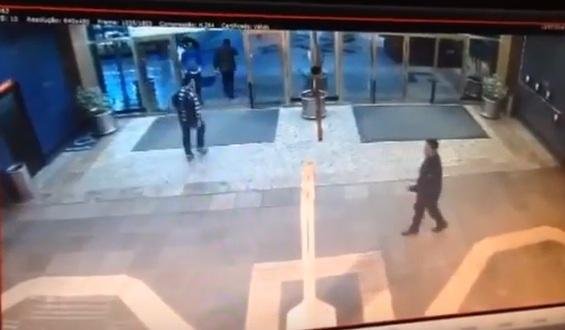C&acirc;meras flagram briga entre taxistas e motoristas do Uber no Salgado Filho 