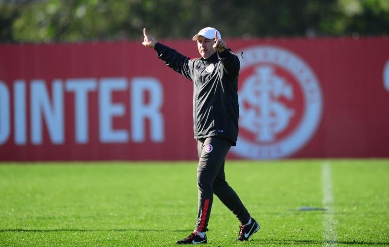 Odair Hellmann treina Inter antes da apresenta&ccedil;&atilde;o do Falc&atilde;o