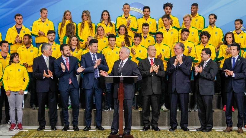 Temer pede empenho dos atletas na Rio 2016 e cita democracia est&aacute;vel no Brasil