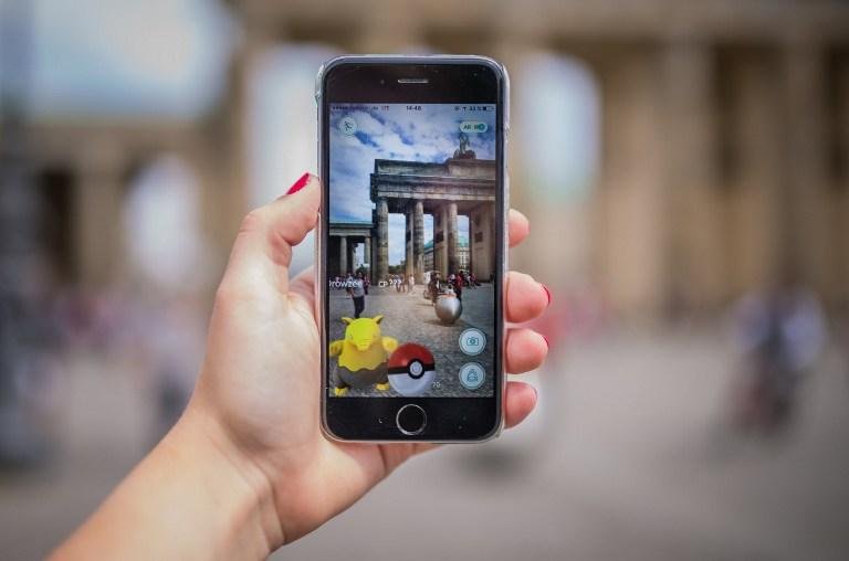 Aplicativo utiliza a geolocaliza&ccedil;&atilde;o e c&acirc;meras dos aparelhos para trazer os Pokem&oacute;ns para o mundo real