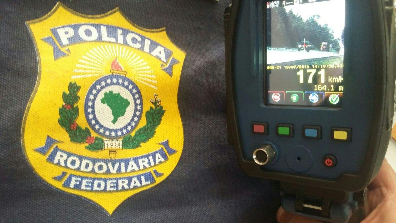 M&eacute;dico dirigiu caminhonete na freeway a 171 km/h