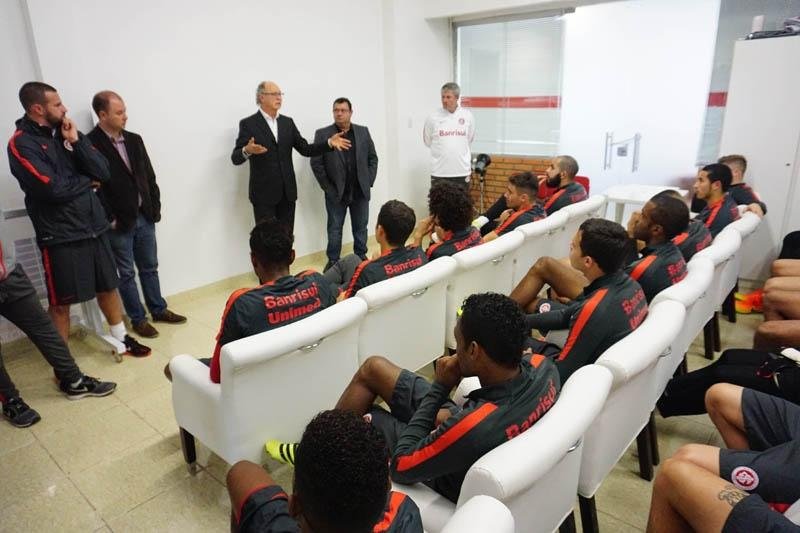 Falc&atilde;o conversou com jogadores antes do treinamento