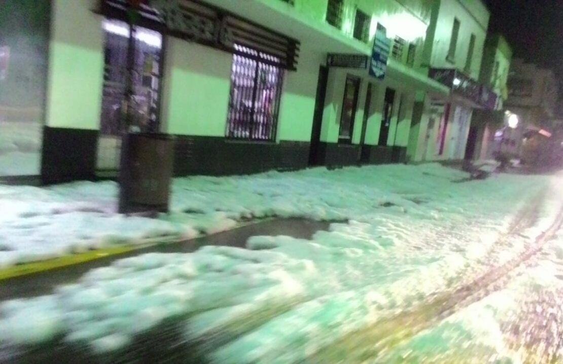 Paisagem ficou branca em diversos pontos da cidade