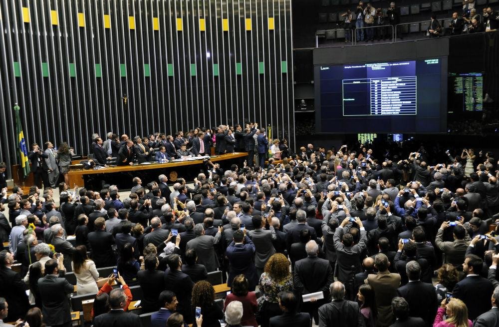 Texto permite contrata&ccedil;&atilde;o de empr&eacute;stimo dando multa rescis&oacute;ria como garantia