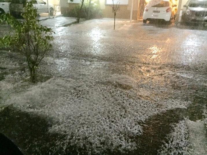 Granizo destelha casas em Canoas 