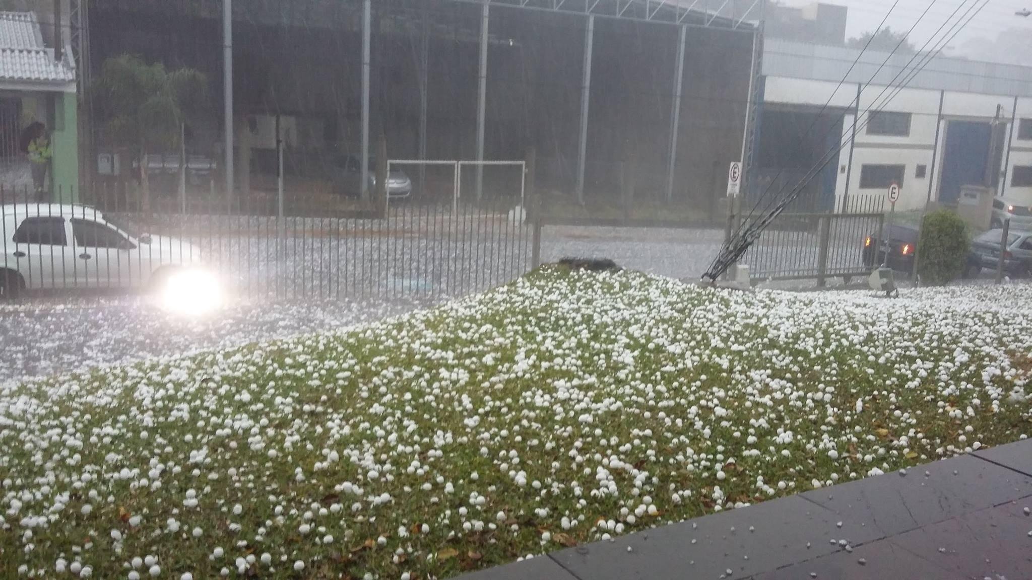 Queda de granizo &eacute; registrada em Novo Hamburgo	