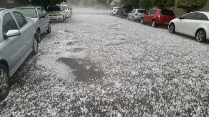 Pedras de granizo do tamanho de ovos ca&iacute;ram em NH