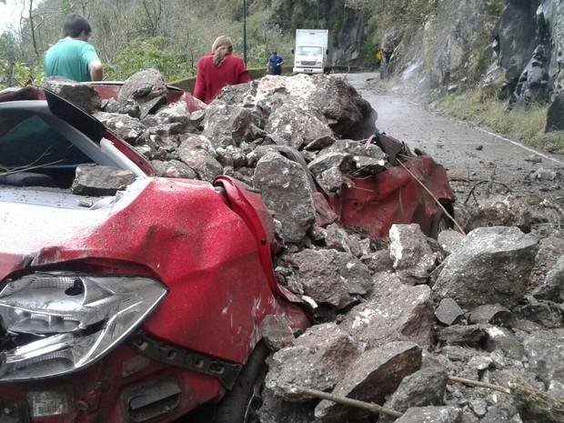 Deslizamento de terra atinge carro na Serra do Rio do Rastro, em SC