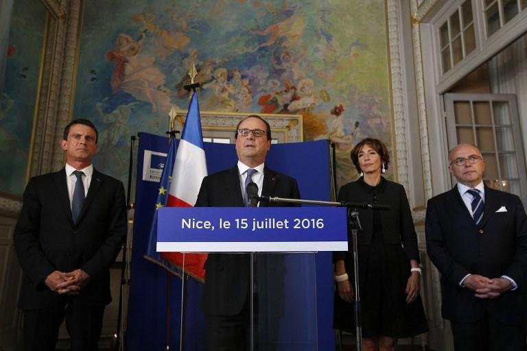 Cerca de 50 pessoas est&atilde;o entre a vida e a morte, diz Hollande