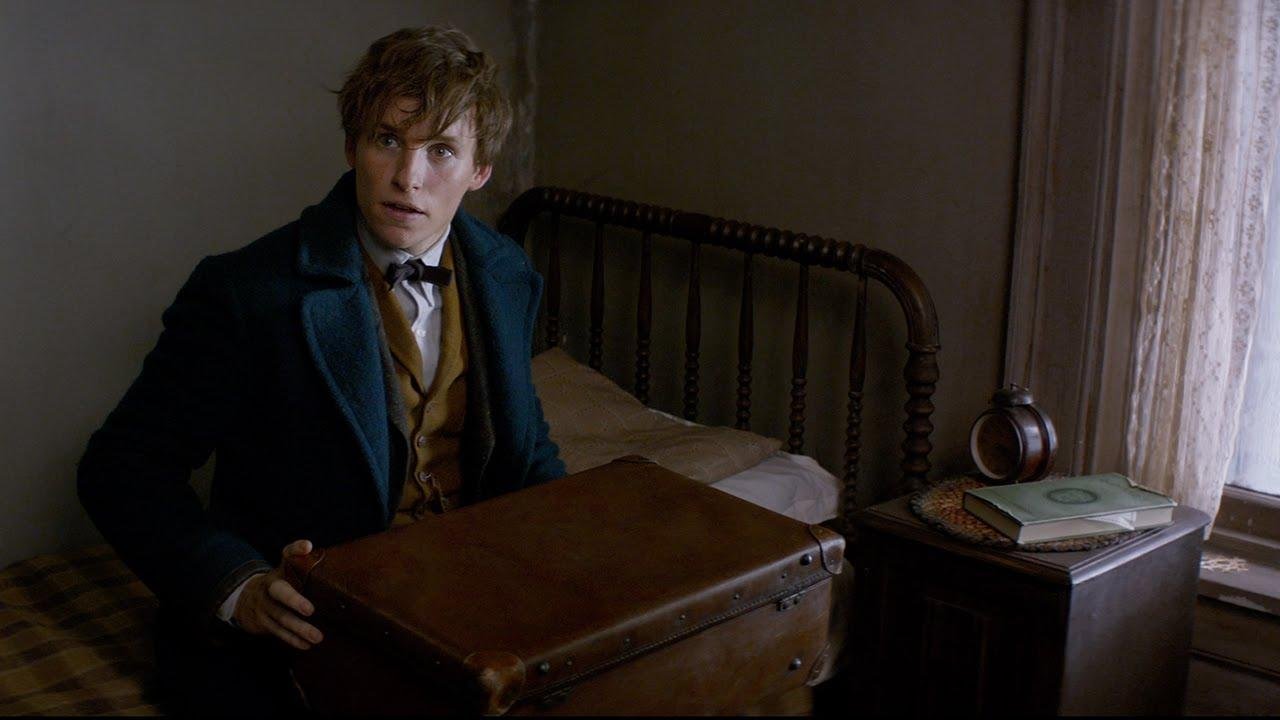 Eddie Redmayne interpreta Newt Scamander, autor do livro did&aacute;tico no mundo de Harry Potter que d&aacute; nome ao filme