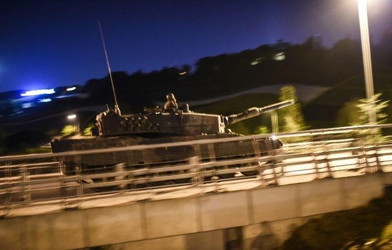 Militares tomaram o poder e anunciaram lei marcial no pa&iacute;s