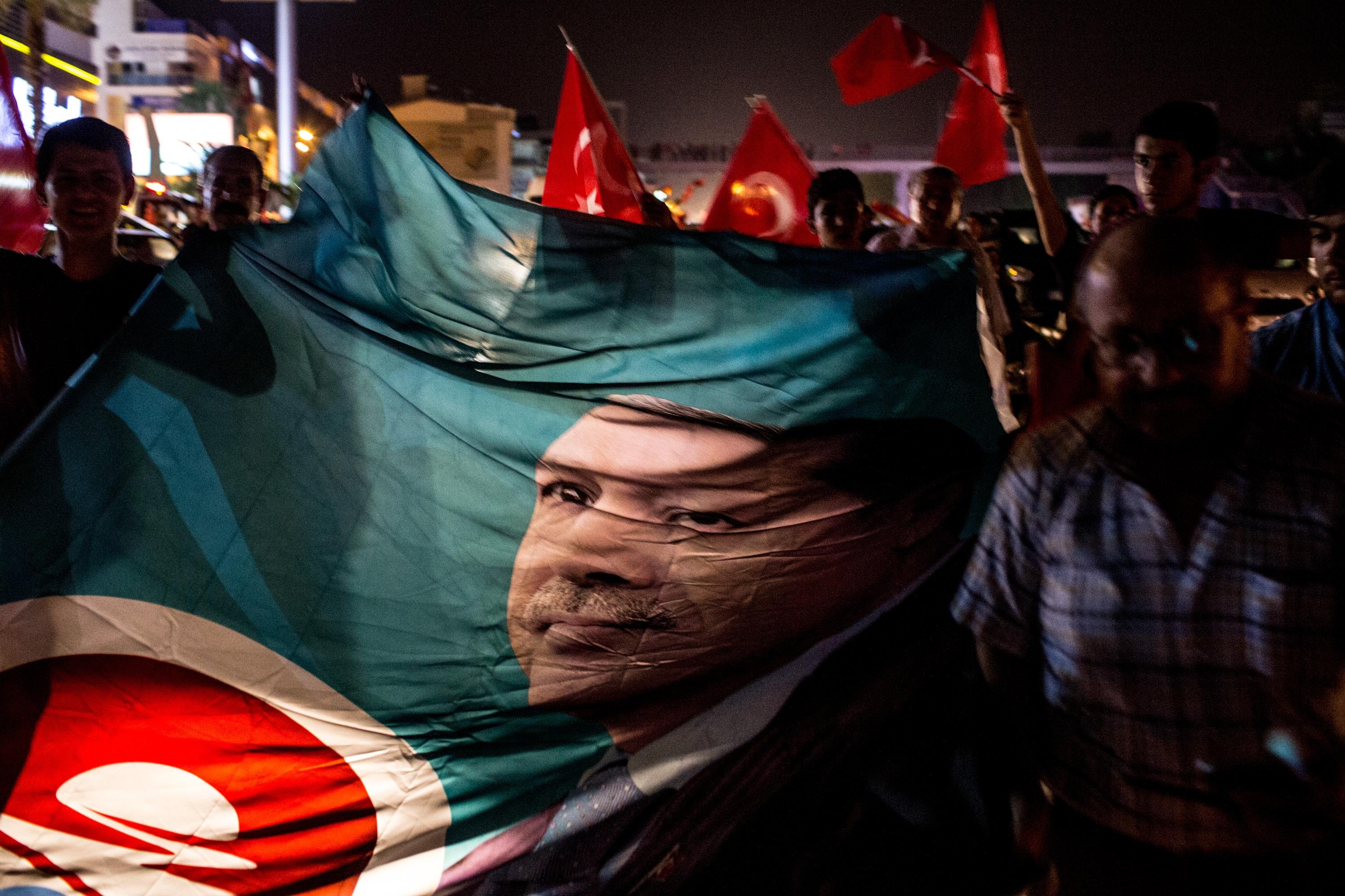 Erdogan prometeu que "ato de trai&ccedil;&atilde;o" contra governo eleito ser&aacute; pago com alto pre&ccedil;o