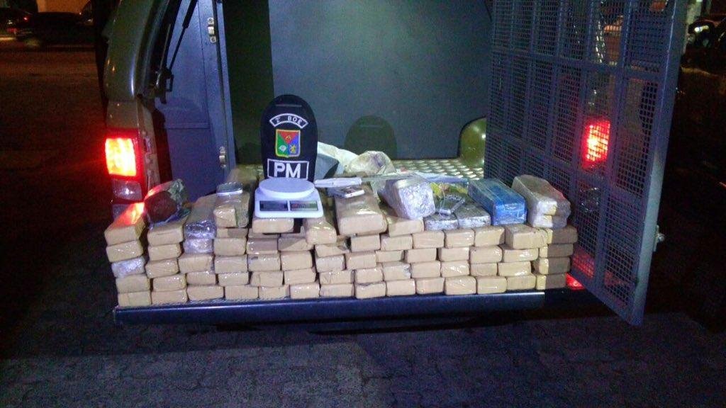 Drogas foram encontradas nos fundos da vila Nazar&eacute;, ap&oacute;s den&uacute;ncia an&ocirc;nima