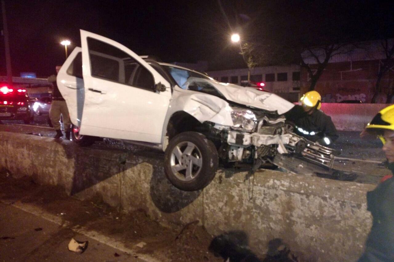 Grupo colidiu com v&aacute;rios carros e parou no km 234 da BR 116, em S&atilde;o Leopoldo