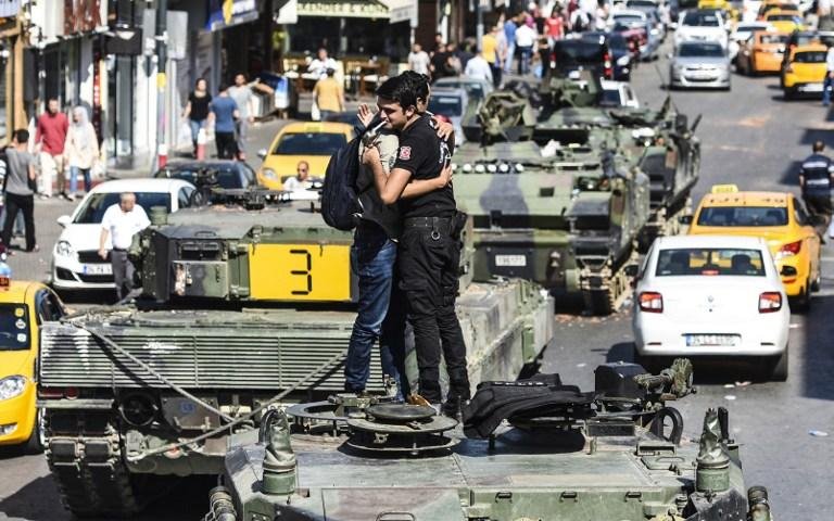 Tentativa de golpe deixa mais de 200 mortos na Turquia