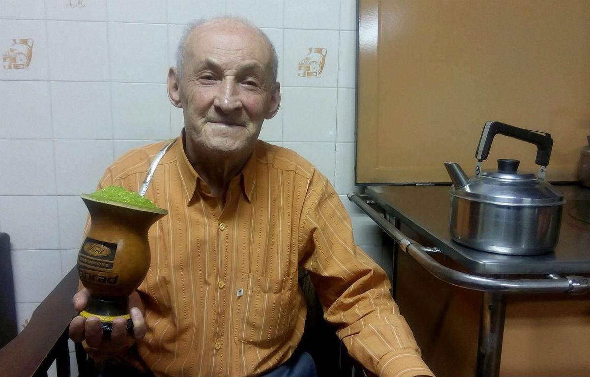 Aos 92 anos, Artur Roman cultiva erva-mate