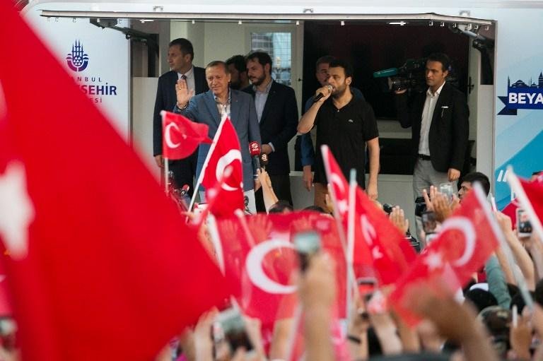 Erdogan acena para manifestantes