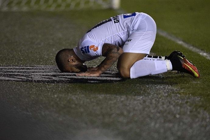 Gabriel marcou o terceiro gol do Santos
