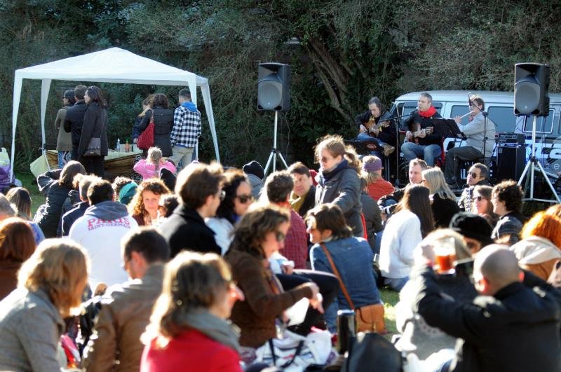 Centenas participam de piquenique cultural em Porto Alegre