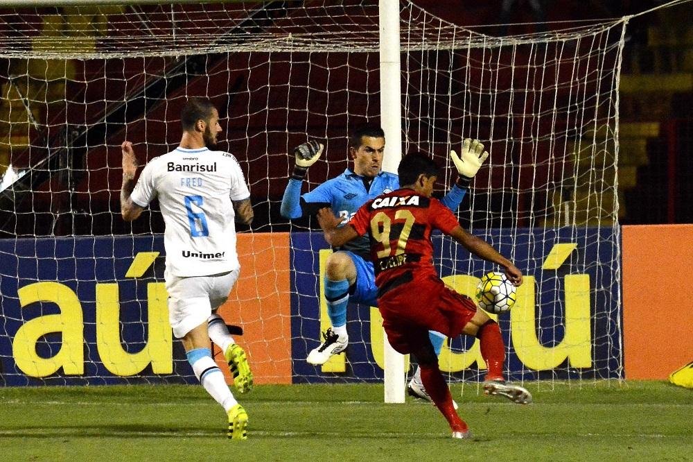 Defesa tricolor voltou a falhar na bola a&eacute;rea e cedeu o placar de 4 a 2