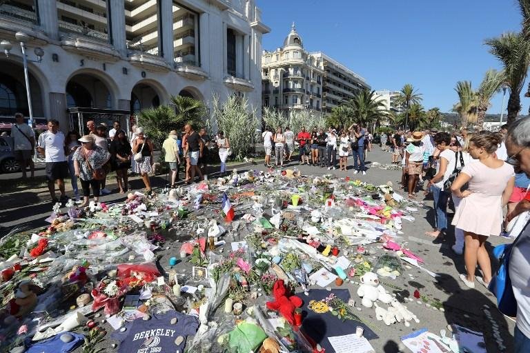 Marido e duas filhas de Elizabeth seguem internados em Nice recebendo atendimento psicol&oacute;gico
