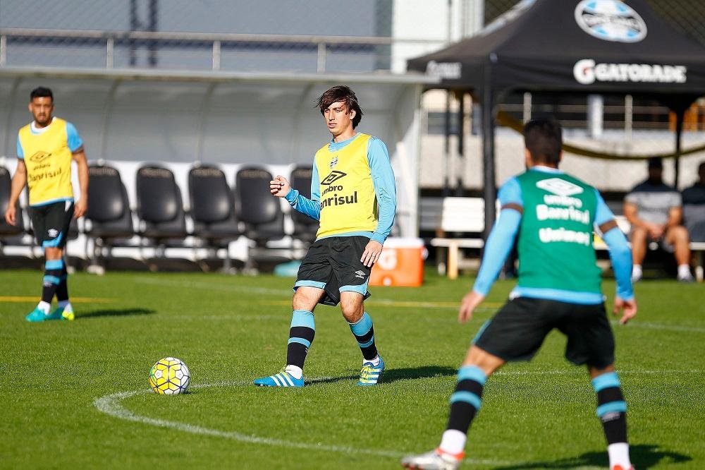 Geromel reconhece falta de aten&ccedil;&atilde;o com bola a&eacute;rea defensiva