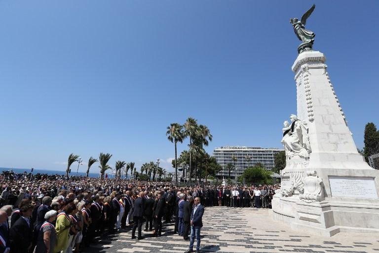 Franceses fazem homenagem &agrave;s v&iacute;timas do atentado em Nice